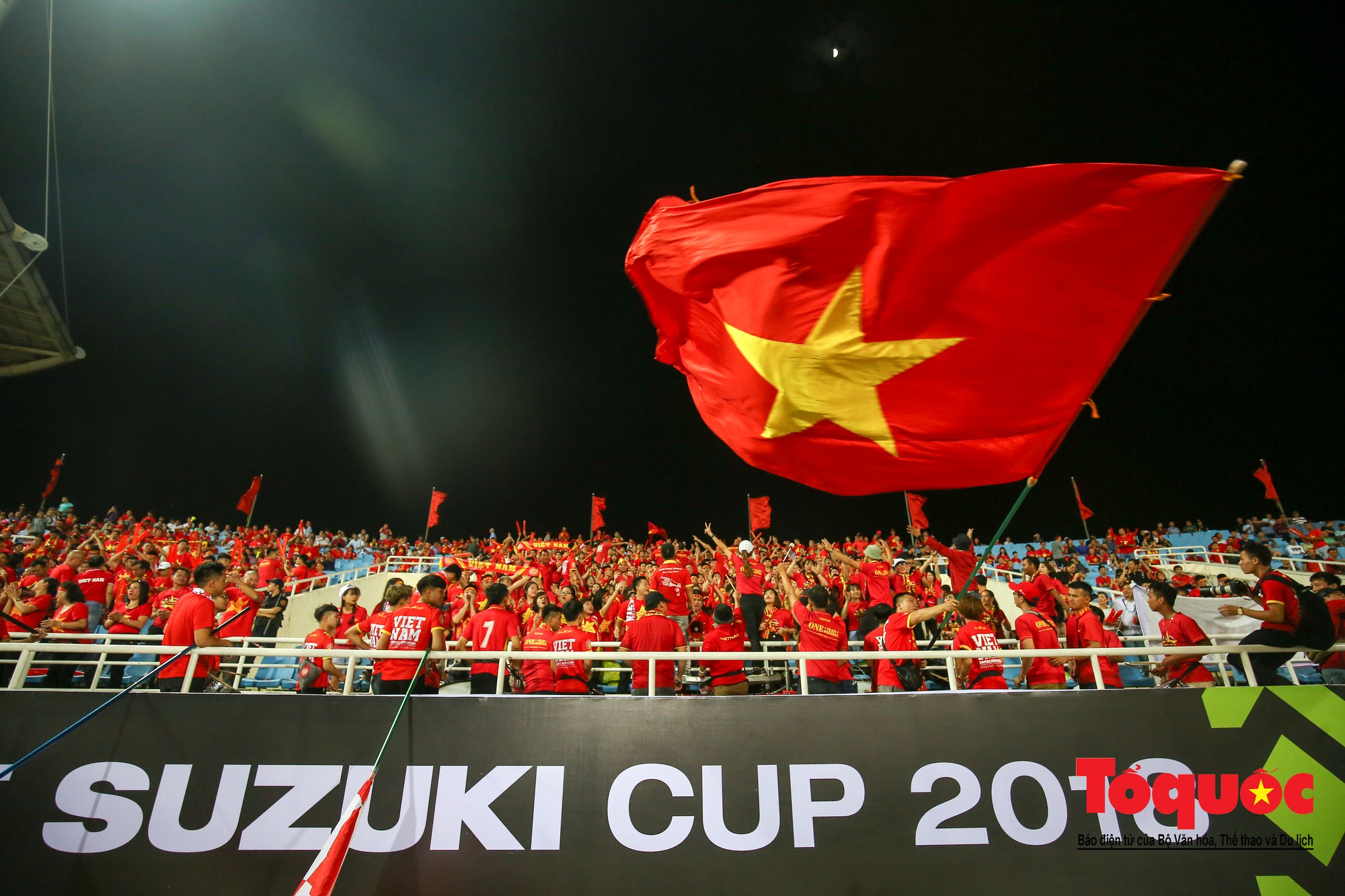 AFF Cup 2018 là giải đấu bóng đá quốc tế đáng chú ý nhất trên đất Việt. Tham gia vào giải đấu này, đội tuyển Việt Nam đã dành được vị trí thứ nhất chung cuộc. Hãy xem hình ảnh liên quan để cảm nhận lại niềm vui không thể nào quên trong những trận đấu đó.