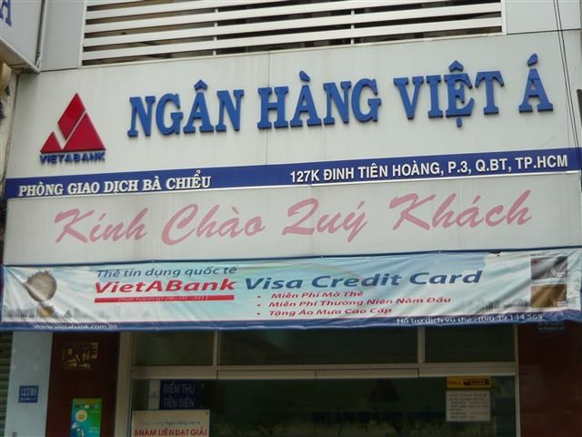 Điều tra vụ cướp ngân hàng lúc giữa trưa ở Sài Gòn - Ảnh 1.
