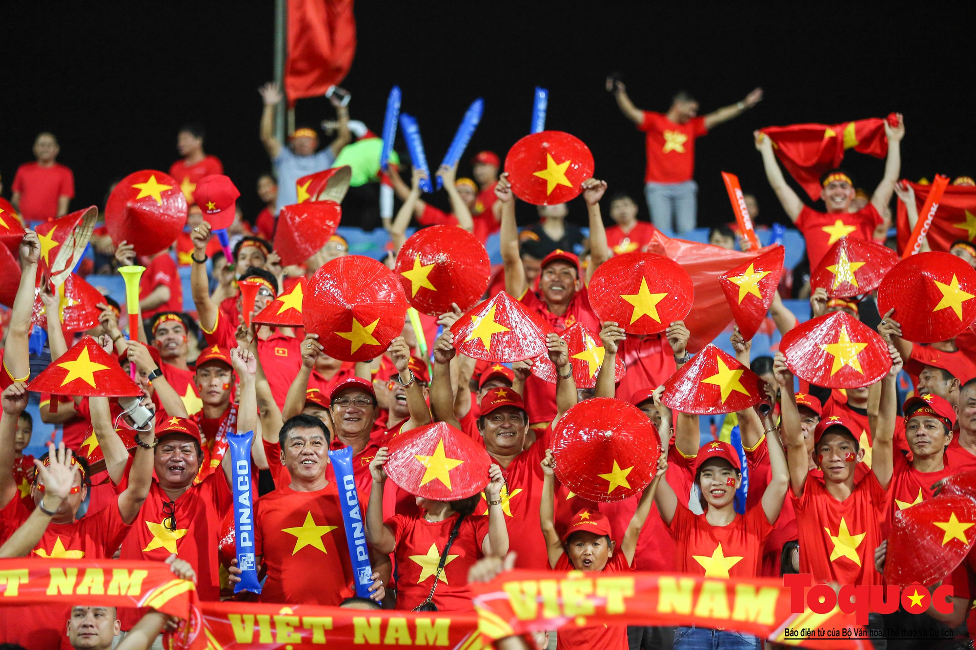 Cùng nhau cổ vũ cho đội tuyển Việt Nam ngày mai! Hãy đến xem bộ sưu tập ảnh mang đến những khoảnh khắc đầy hứng khởi và cảm xúc đáng nhớ của các CĐV Việt Nam trong những trận đấu tại sân vận động quốc gia Mỹ Đình. Chào đón một Việt Nam với lòng đam mê bóng đá to lớn.