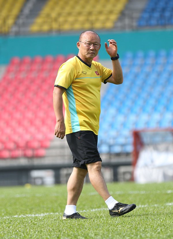 HLV Park Hang-seo trầm tư trước trận chung kết AFF Cup lượt đi - Ảnh 2.