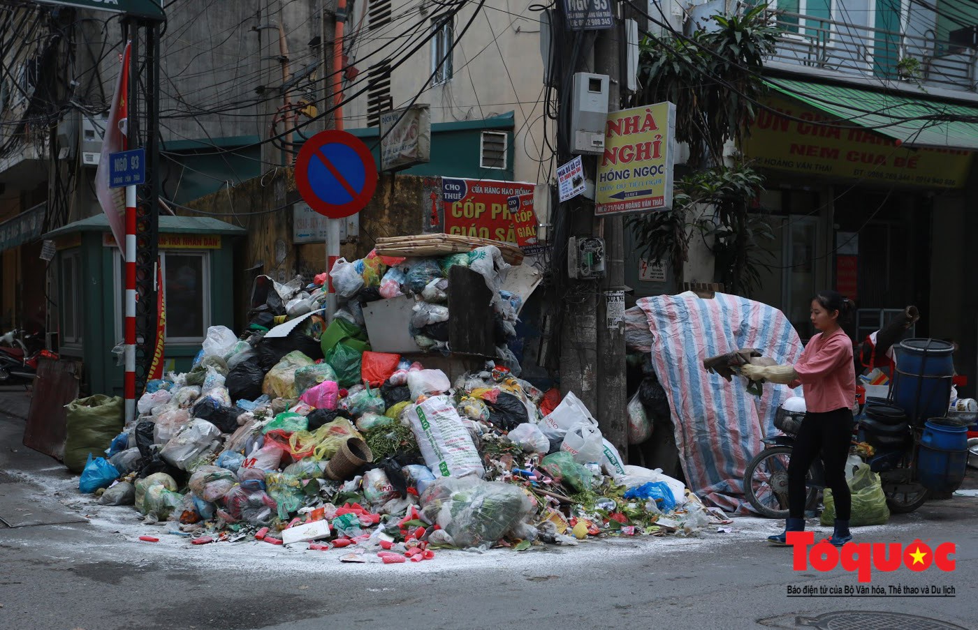 Gần Tết, rác thải sinh hoạt ùn ứ khắp phố phường Hà Nội