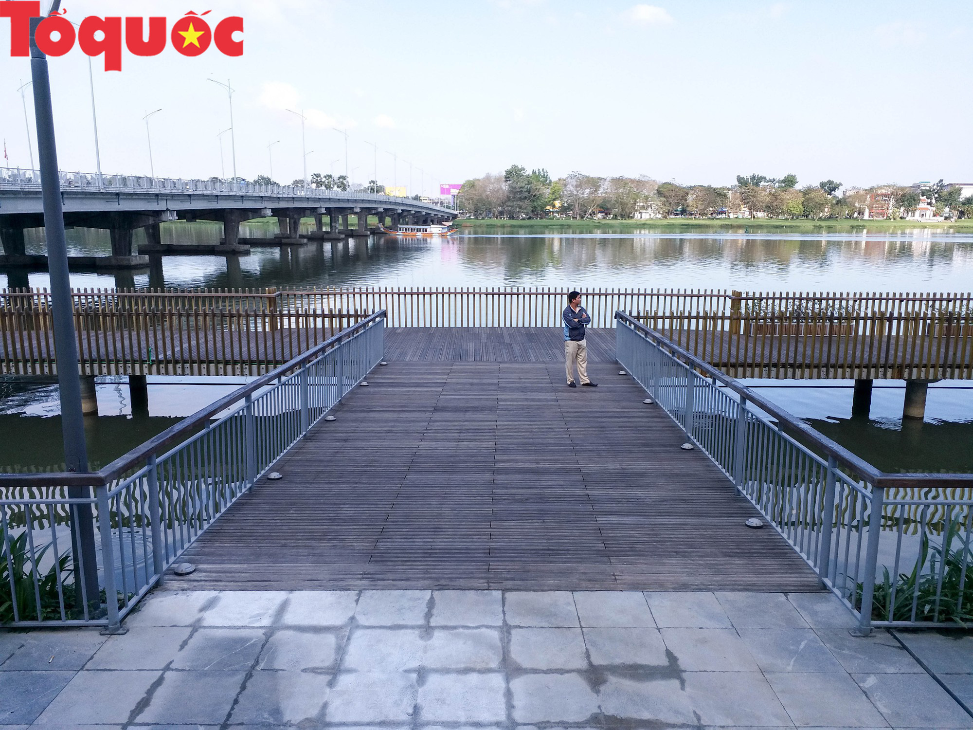 Cận cảnh cầu gỗ lim tiền tỷ trên sông Hương vừa đưa vào sử dụng - Ảnh 11.