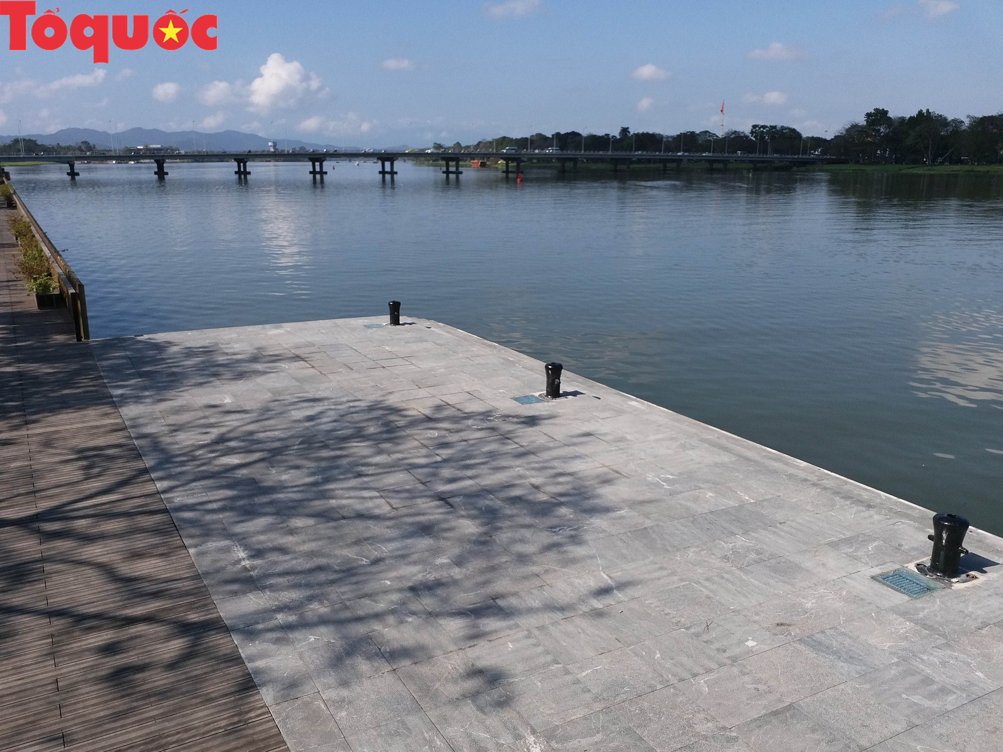 Cận cảnh cầu gỗ lim tiền tỷ trên sông Hương vừa đưa vào sử dụng - Ảnh 13.