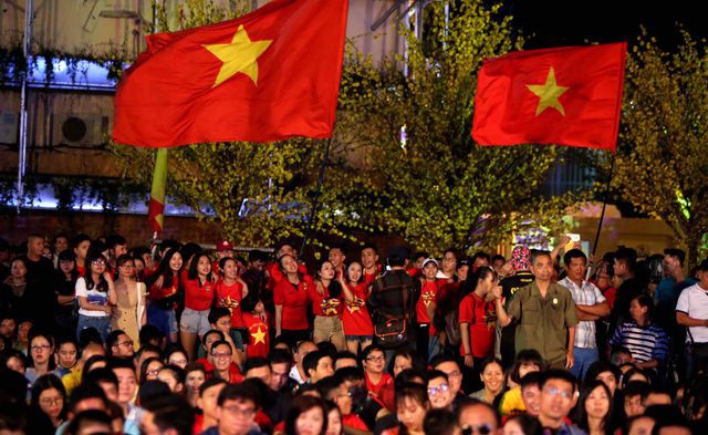 Hình Ảnh CĐV cả nước đổ ra đường ăn mừng sau chiến thắng nghẹt thở của ĐT Việt Nam bước vào tứ kết Asian Cup 2019. - Ảnh 8.