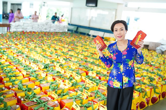Việt Hương và những món quà ấm áp cho người lao động nghèo cuối năm - Ảnh 1.