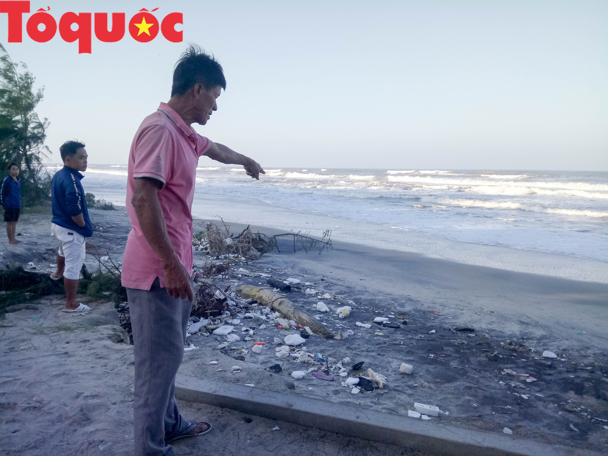 Thừa Thiên - Huế: Người dân lo âu vì bờ biển sạt lở nghiêm trọng - Ảnh 2.