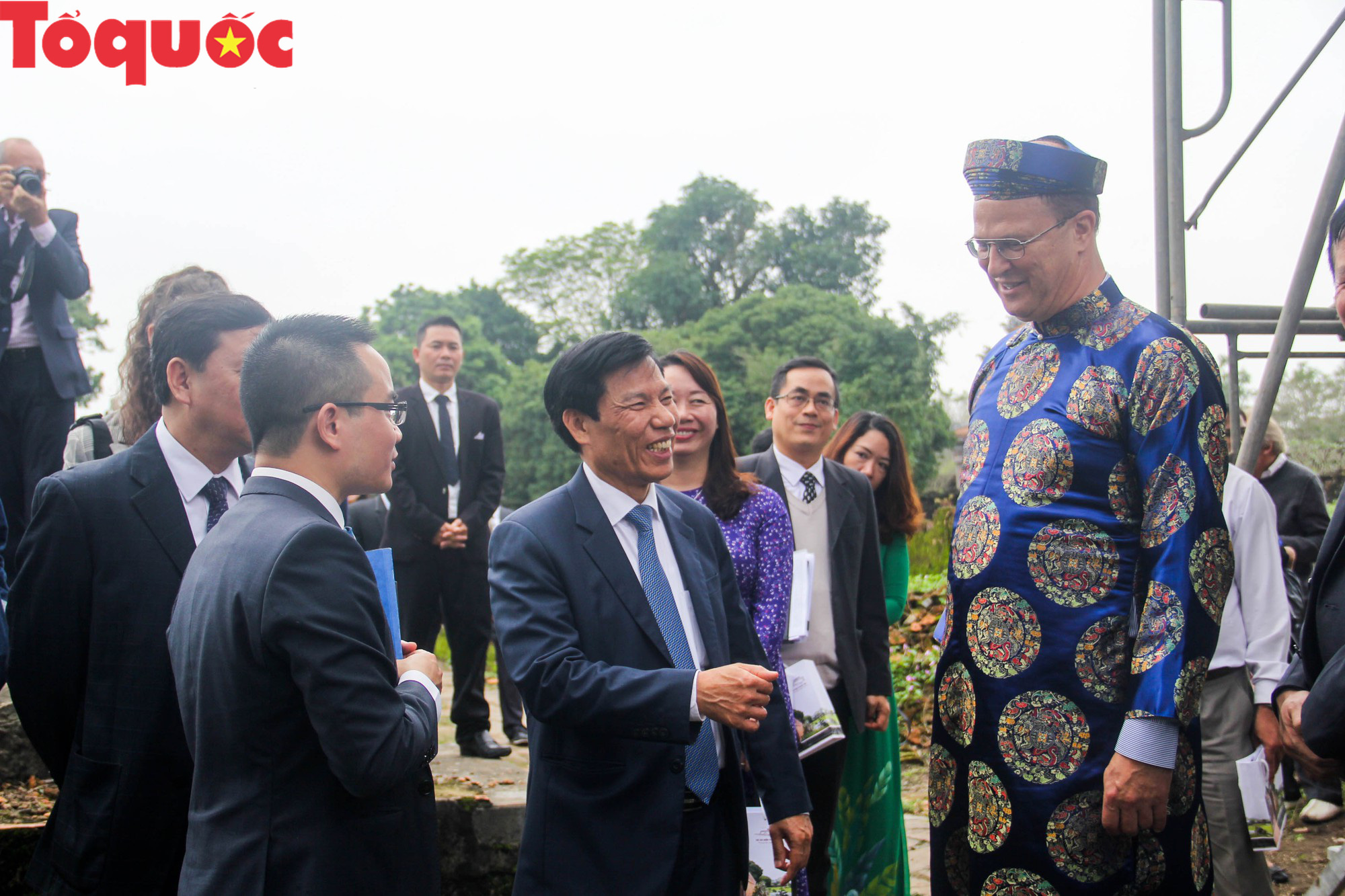 Bộ trưởng Nguyễn Ngọc Thiện dự Lễ bàn giao Dự án bảo tồn, tu bổ di tích tại Điện Phụng Tiên - Ảnh 5.