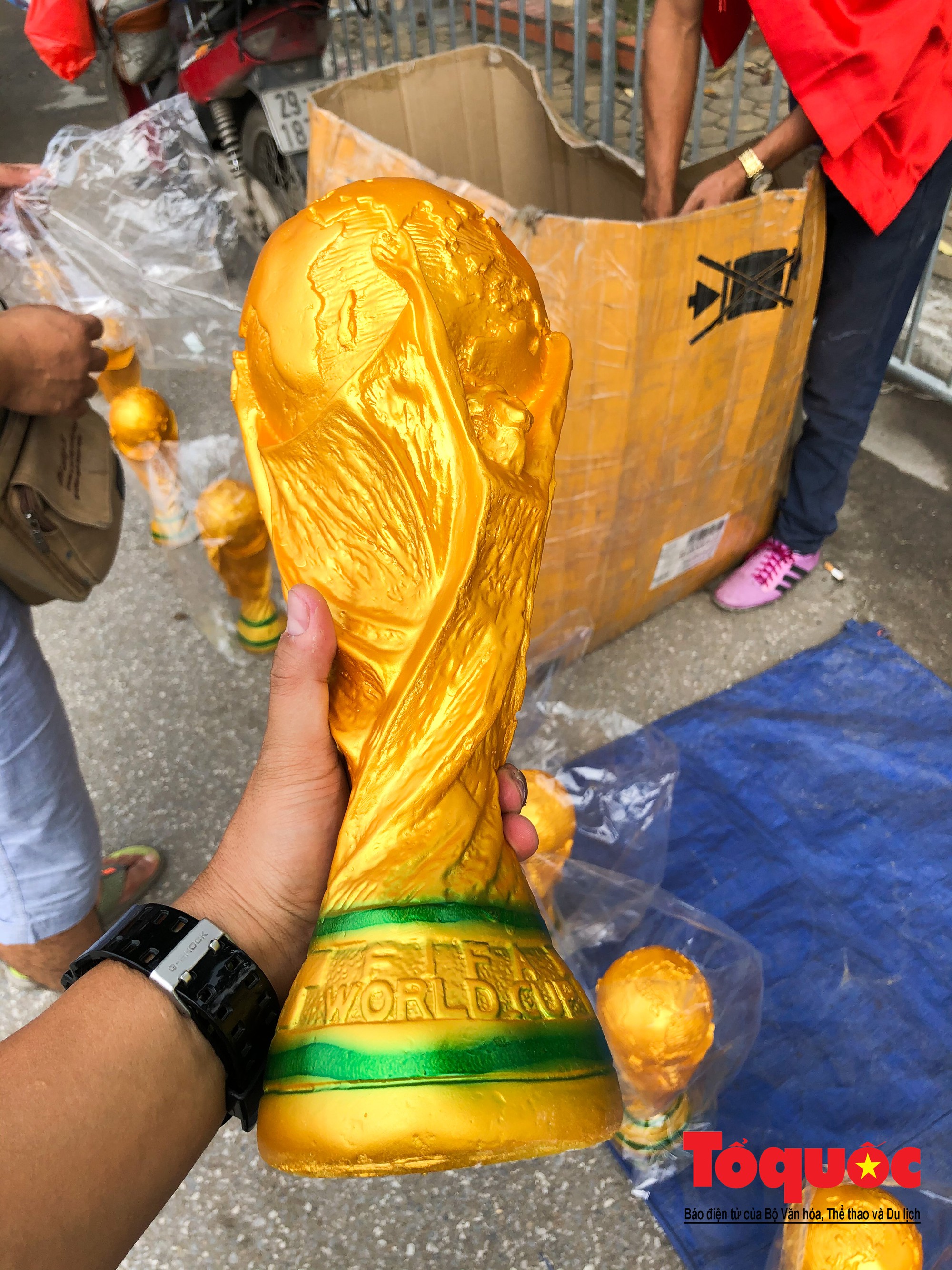 Hai trăm nghìn cho một chiếc Cup vô định thế giới1 Hai trăm nghìn cho một chiếc Cup vô định thế giới1