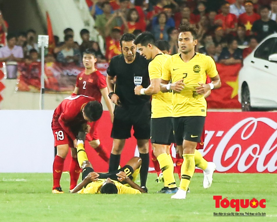 Nhân viên y tế Quang Hải 2 lần sơ cứu cho cầu thủ Malaysia (6)