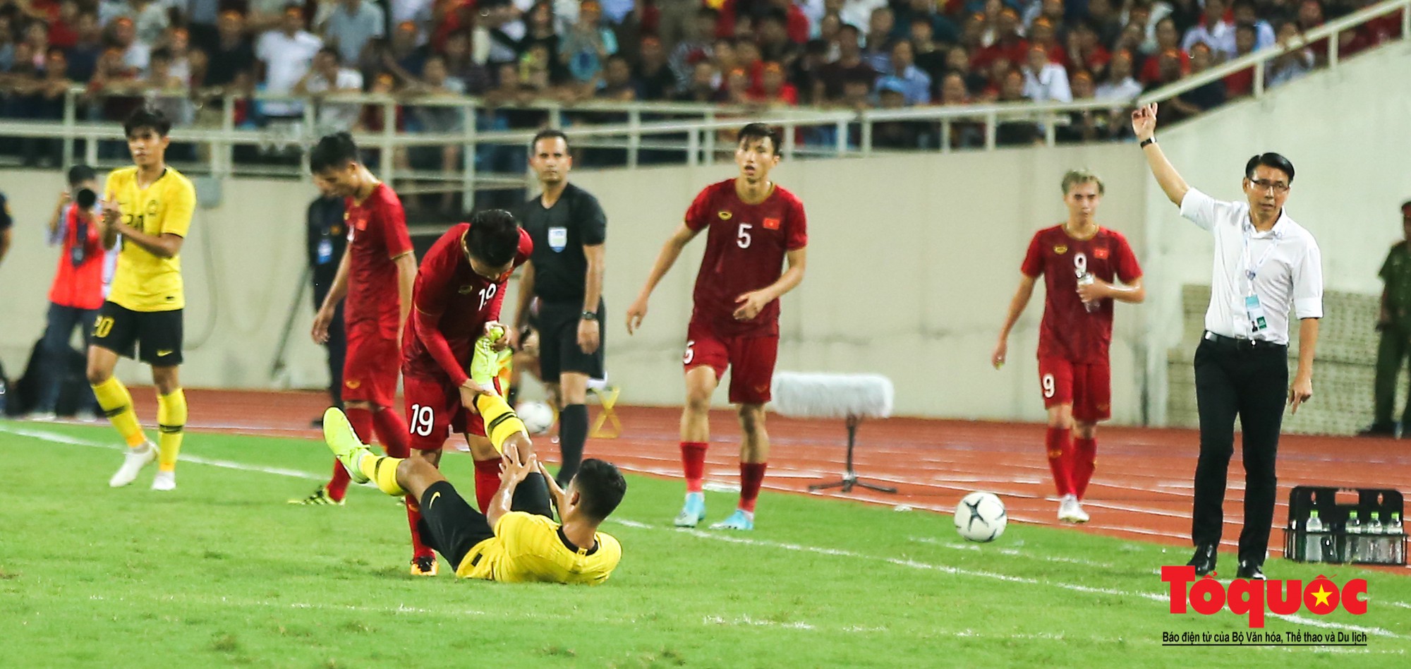 Nhân viên y tế Quang Hải 2 lần sơ cứu cho cầu thủ Malaysia (7)