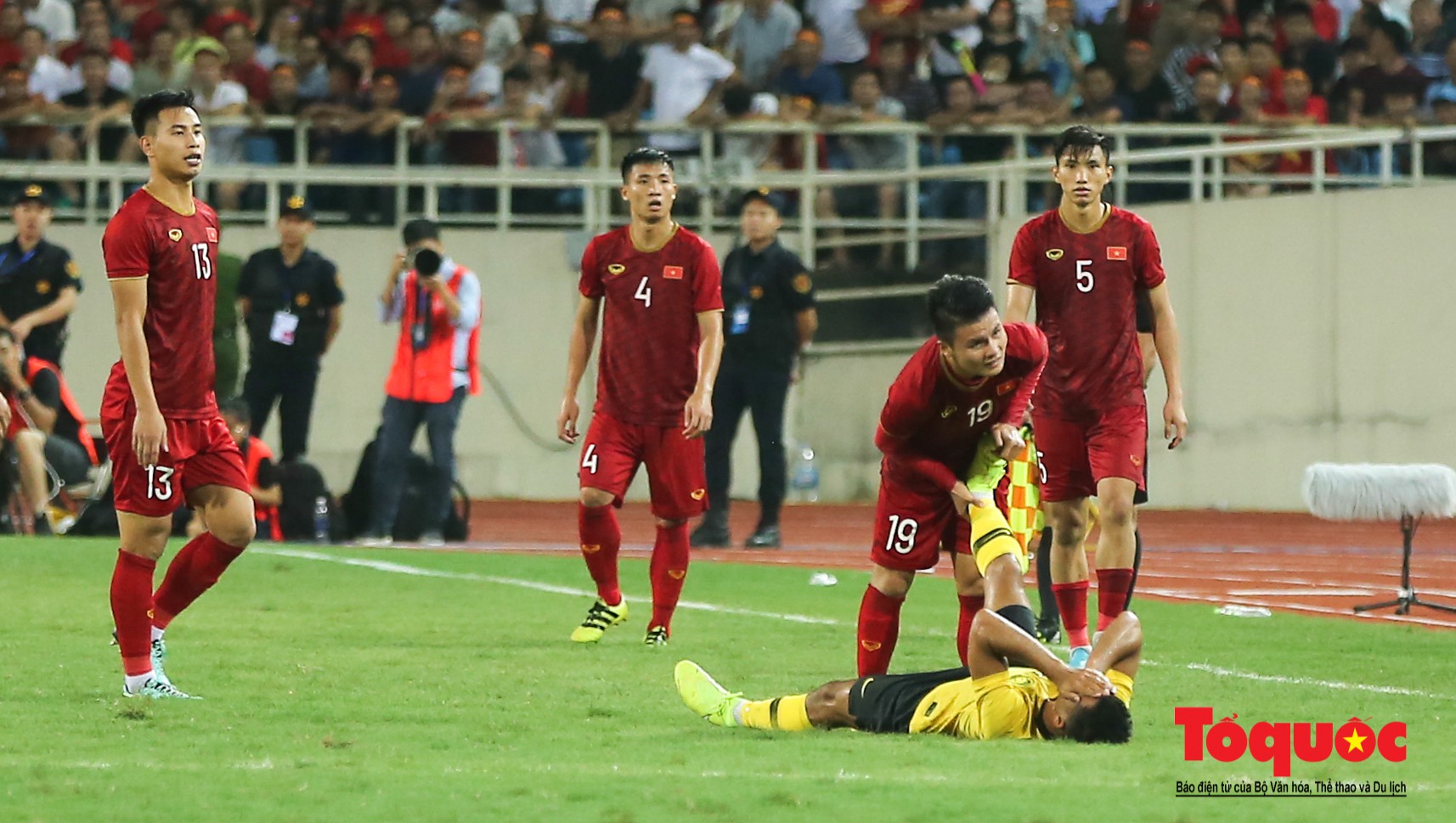 Nhân viên y tế Quang Hải 2 lần sơ cứu cho cầu thủ Malaysia (8)