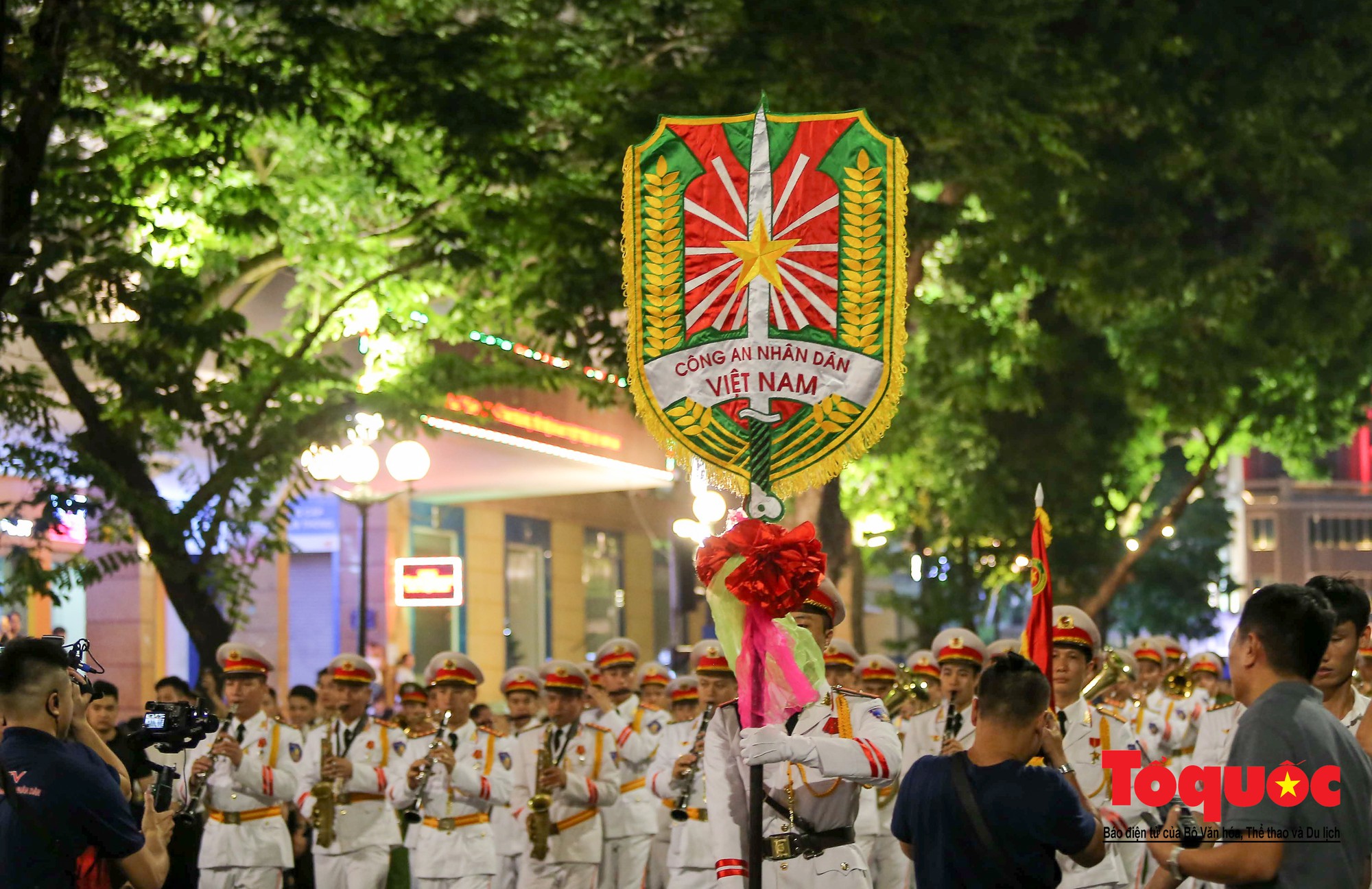 Đoàn nghi lễ Công an nhân dân diễu hành, biểu diễn phục vụ người dân tại phố đi bộ hồ Hoàn Kiếm3