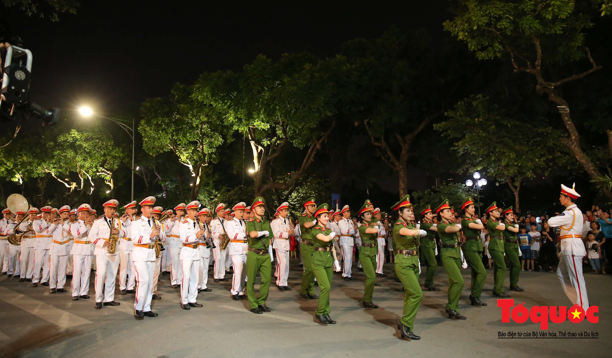 Đoàn nghi lễ Công an nhân dân diễu hành, biểu diễn phục vụ người dân tại phố đi bộ hồ Hoàn Kiếm9