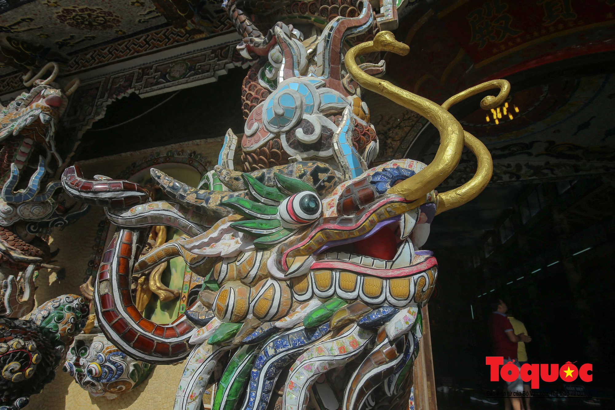 Ngôi chùa kỳ quái làm từ 've chai' khiến du khách tròn mắt khi ghé thăm (25)
