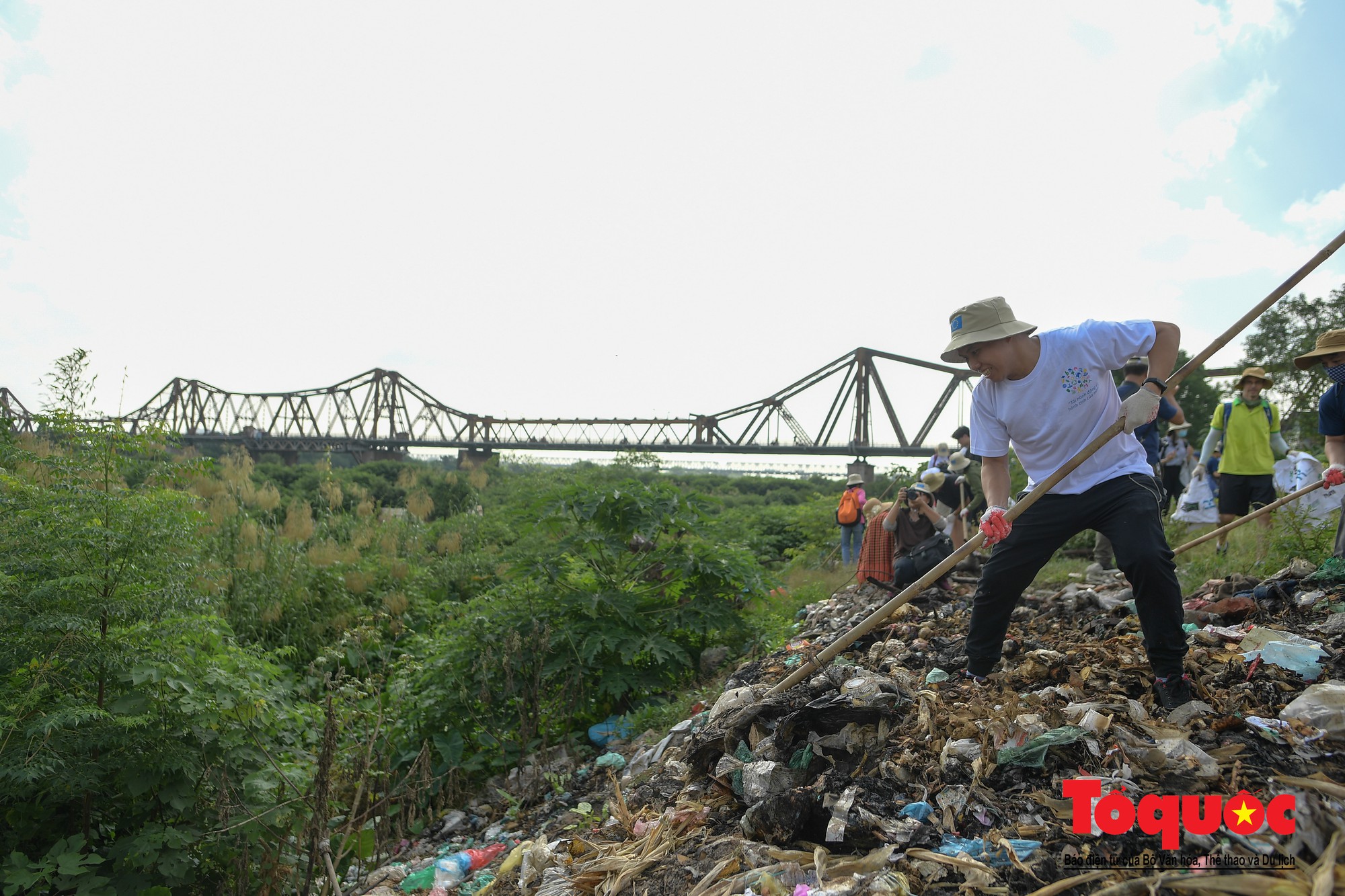 Hà Nội Hàng trăm tình nguyện viên chung tay làm sạch sông Hồng, cầu Long Biên (14)