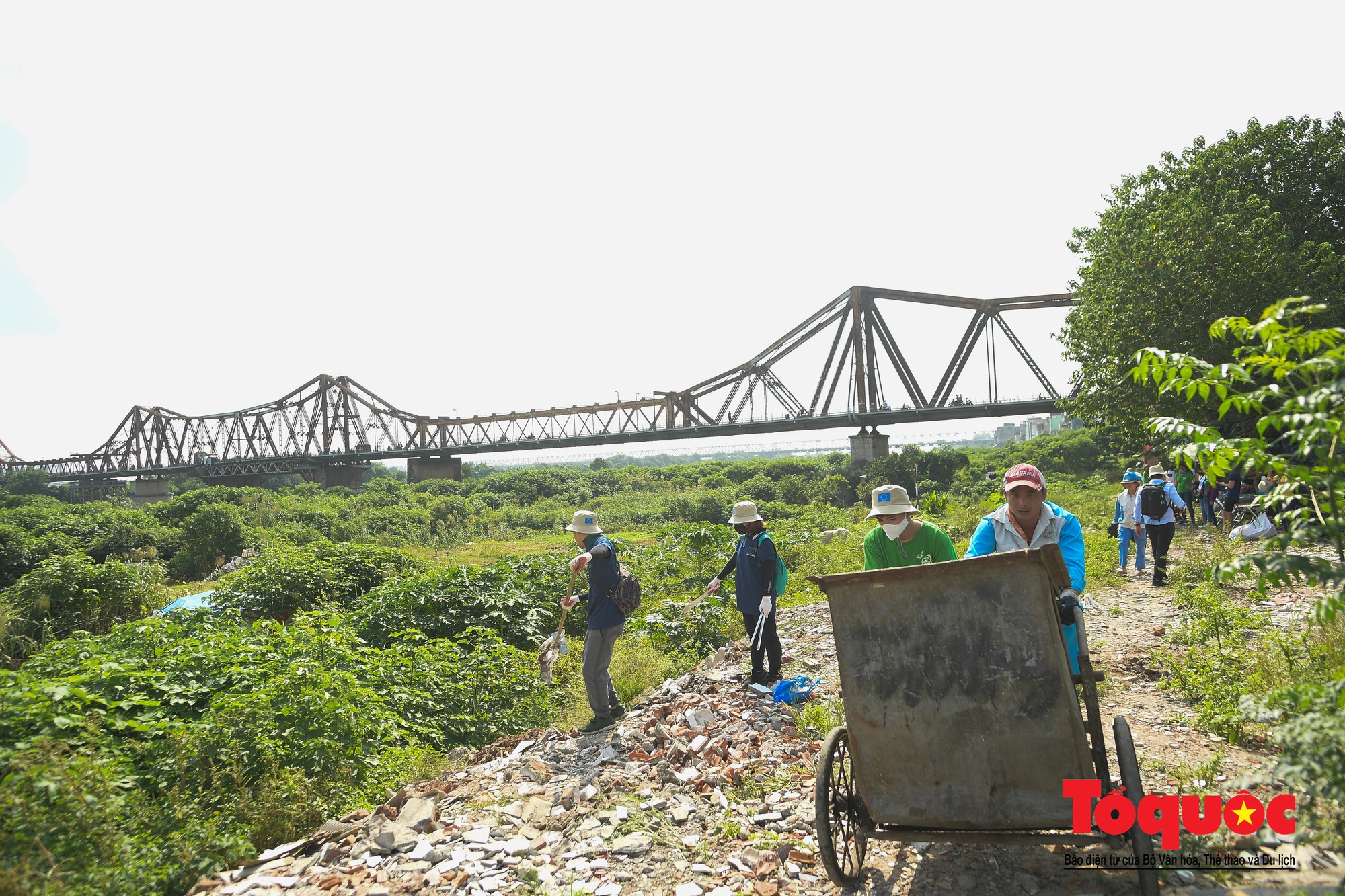 Hà Nội Hàng trăm tình nguyện viên chung tay làm sạch sông Hồng, cầu Long Biên (19)