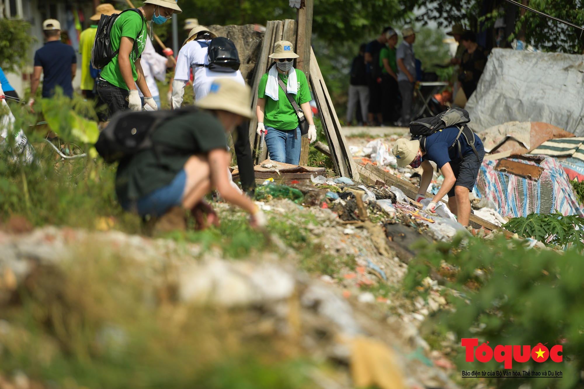 Hà Nội Hàng trăm tình nguyện viên chung tay làm sạch sông Hồng, cầu Long Biên (24)