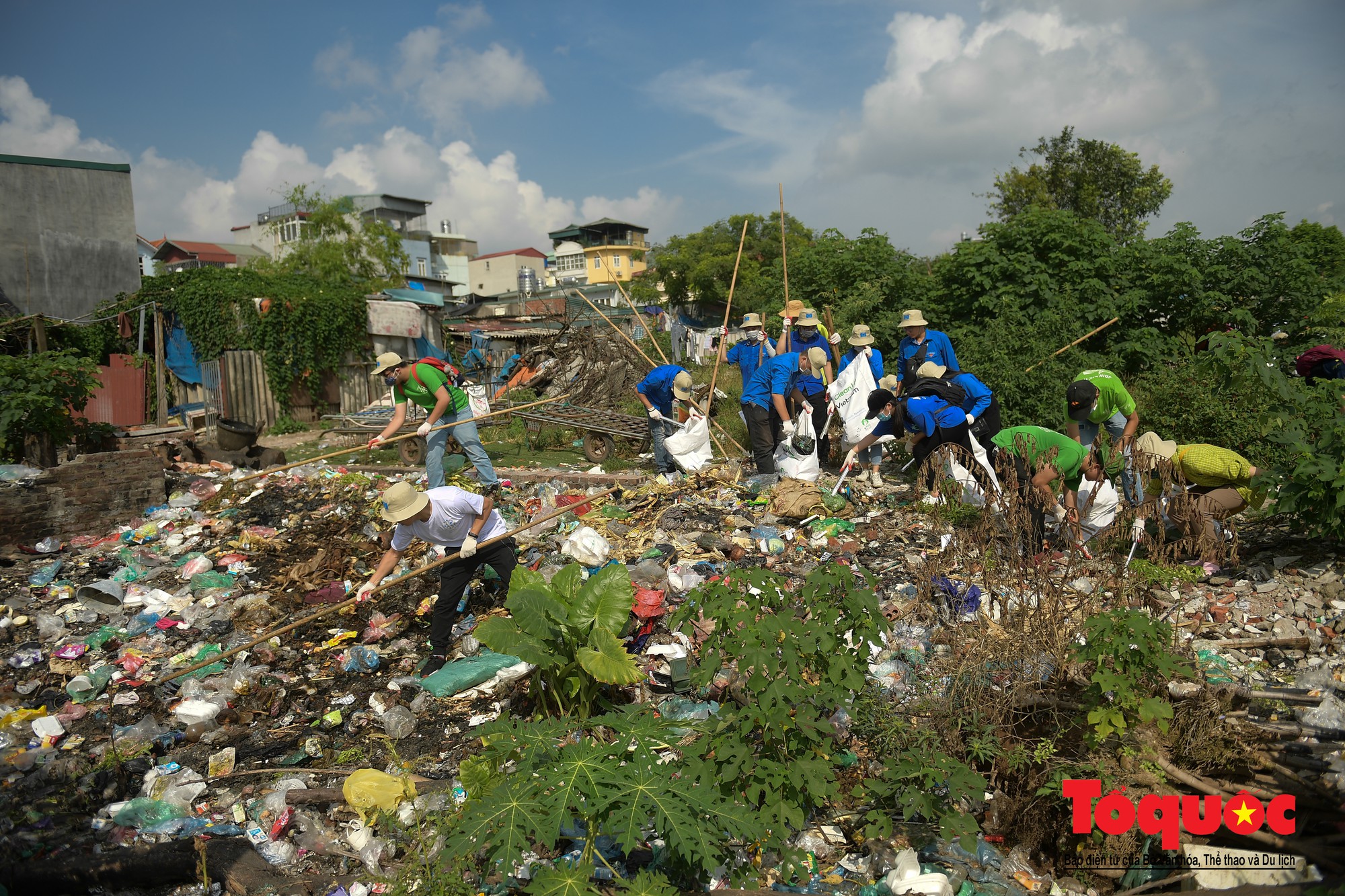 Hà Nội Hàng trăm tình nguyện viên chung tay làm sạch sông Hồng, cầu Long Biên (4)