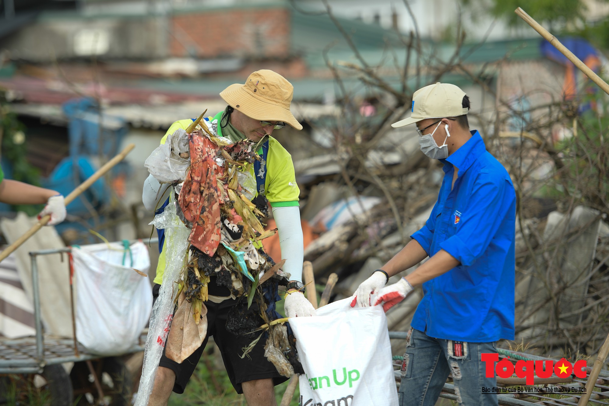 Hà Nội Hàng trăm tình nguyện viên chung tay làm sạch sông Hồng, cầu Long Biên (6)