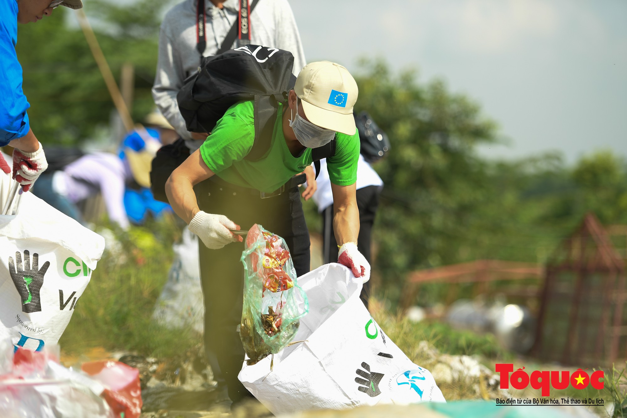 Hà Nội Hàng trăm tình nguyện viên chung tay làm sạch sông Hồng, cầu Long Biên (7)