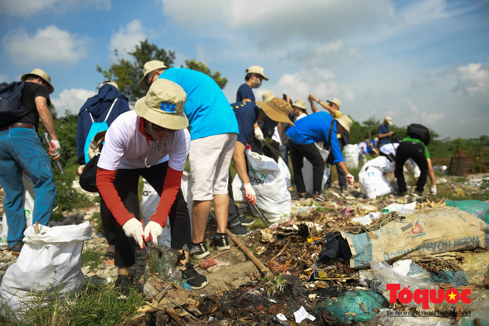 Hà Nội Hàng trăm tình nguyện viên chung tay làm sạch sông Hồng, cầu Long Biên (8)