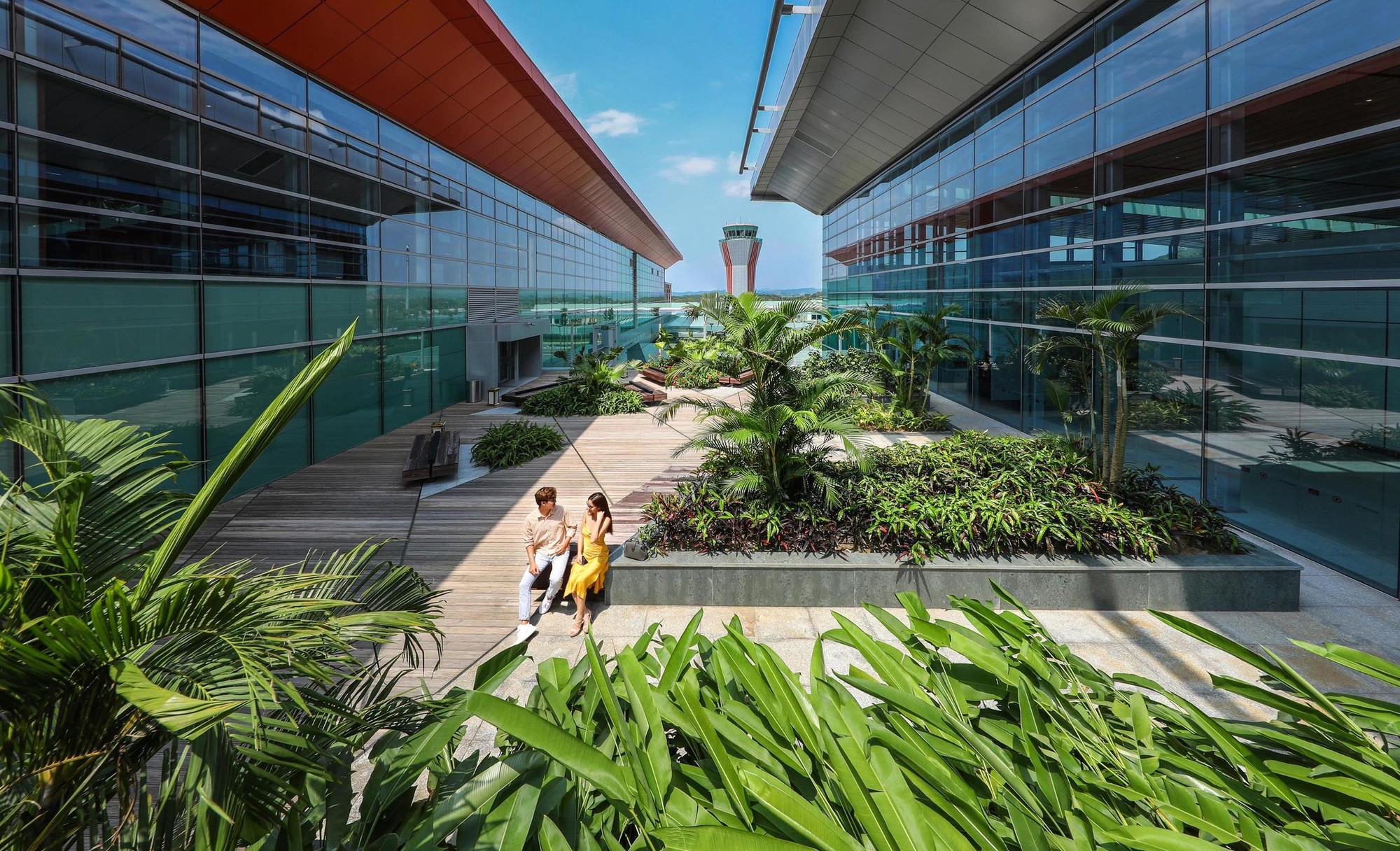 Cảng HKQT Vân Đồn được thiết kế với nhiều mảng xanh, khiến không gian sân bay như một “khu nghỉ dưỡng”