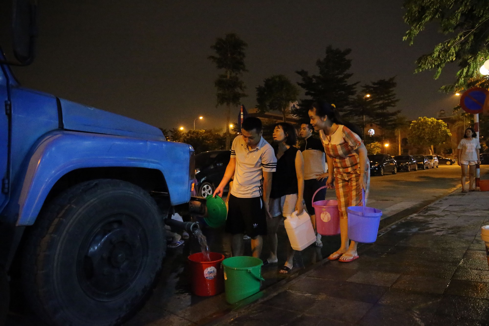 Cám cảnh giữa thủ đô người dân xếp hàng nhận nước sạch trong đêm như thời bao cấp (15)