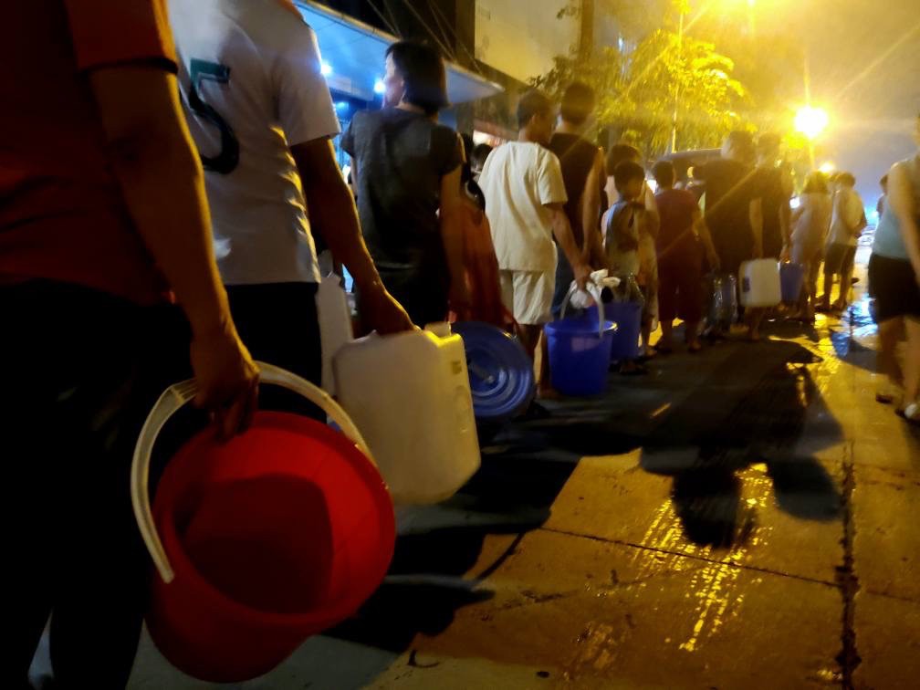 Cám cảnh giữa thủ đô người dân xếp hàng nhận nước sạch trong đêm như thời bao cấp (21)