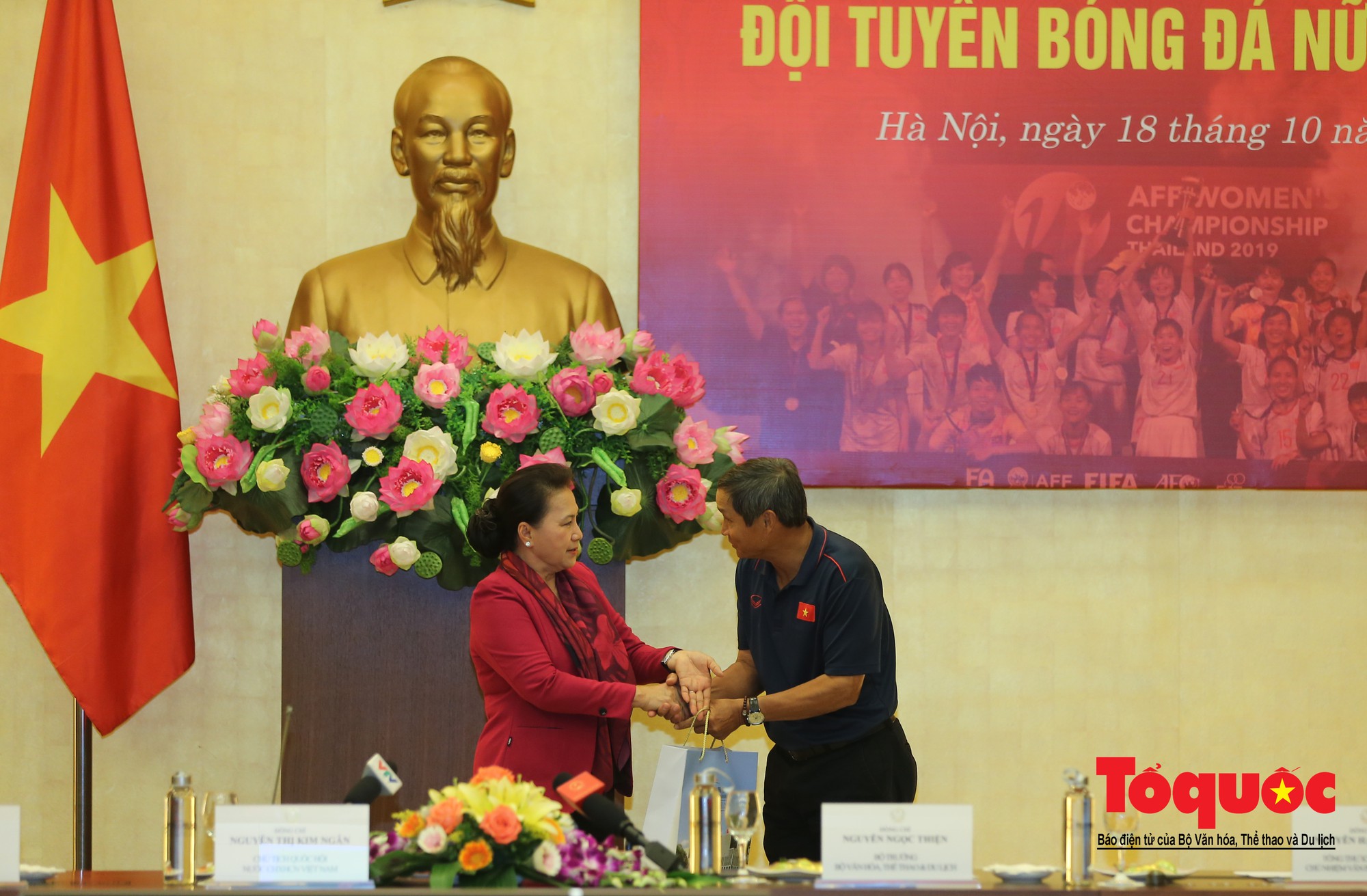 Chủ tịch Quốc hội Nguyễn Thị Kim Ngân: Bóng đá nam nhìn thành tích bóng đá nữ còn phải mơ ước dài11 Chủ tịch Quốc hội Nguyễn Thị Kim Ngân: Bóng đá nam nhìn thành tích bóng đá nữ còn phải mơ ước dài11