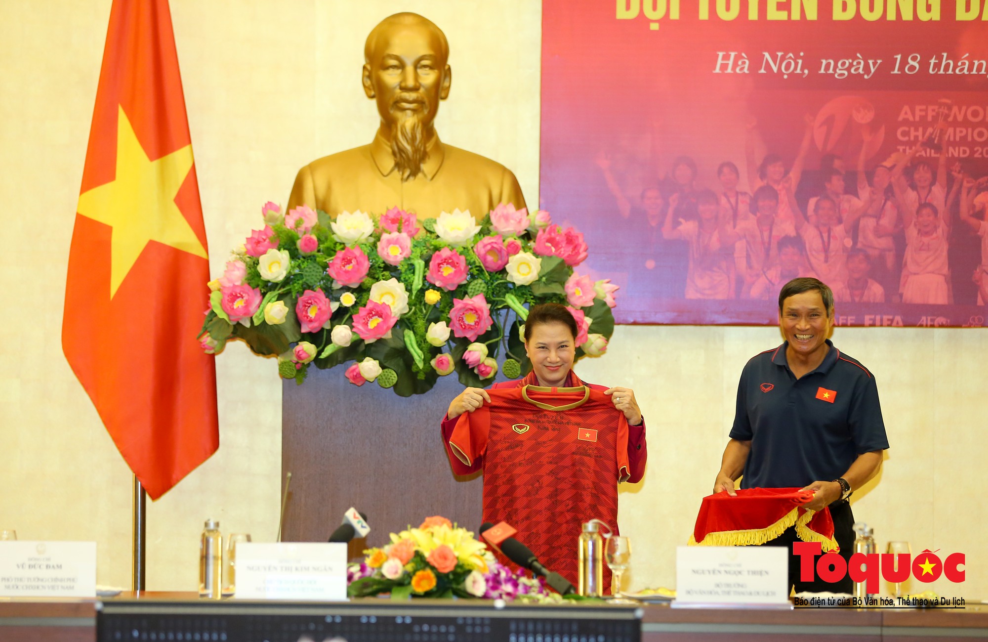 Chủ tịch Quốc hội Nguyễn Thị Kim Ngân: Bóng đá nam nhìn thành tích bóng đá nữ còn phải mơ ước dài14 Chủ tịch Quốc hội Nguyễn Thị Kim Ngân: Bóng đá nam nhìn thành tích bóng đá nữ còn phải mơ ước dài14