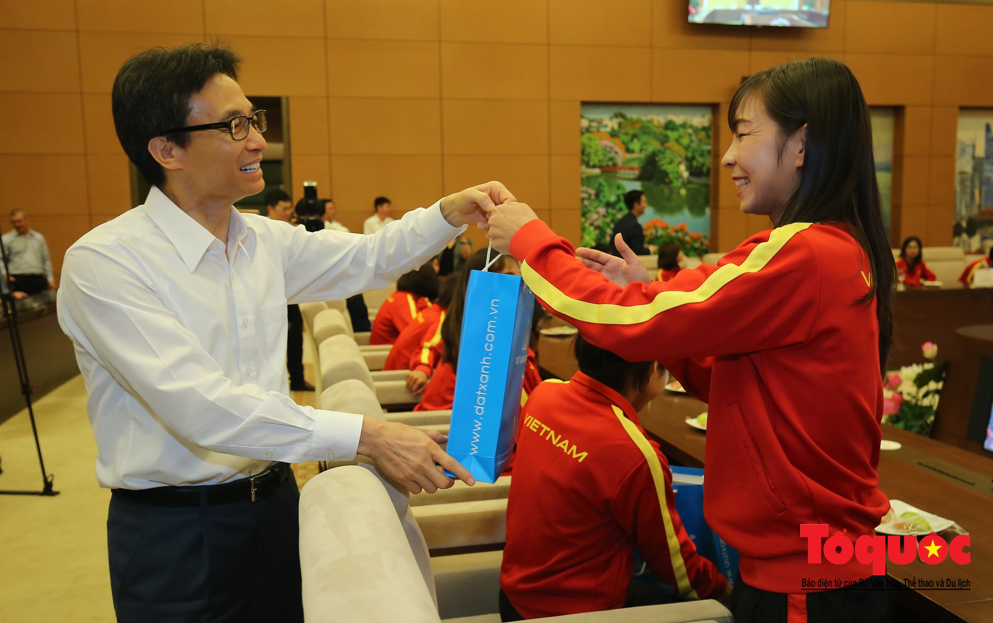 Chủ tịch Quốc hội Nguyễn Thị Kim Ngân: Bóng đá nam nhìn thành tích bóng đá nữ còn phải mơ ước dài16 Chủ tịch Quốc hội Nguyễn Thị Kim Ngân: Bóng đá nam nhìn thành tích bóng đá nữ còn phải mơ ước dài16