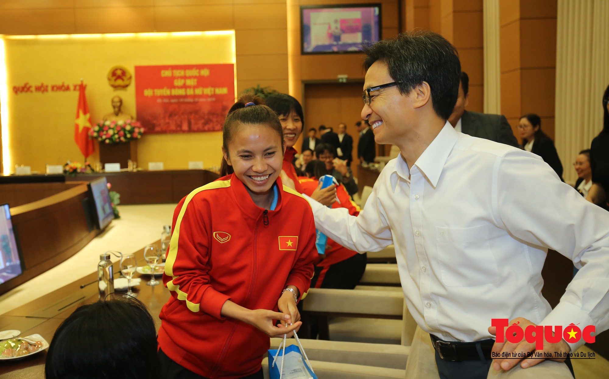 Chủ tịch Quốc hội Nguyễn Thị Kim Ngân: Bóng đá nam nhìn thành tích bóng đá nữ còn phải mơ ước dài17 Chủ tịch Quốc hội Nguyễn Thị Kim Ngân: Bóng đá nam nhìn thành tích bóng đá nữ còn phải mơ ước dài17