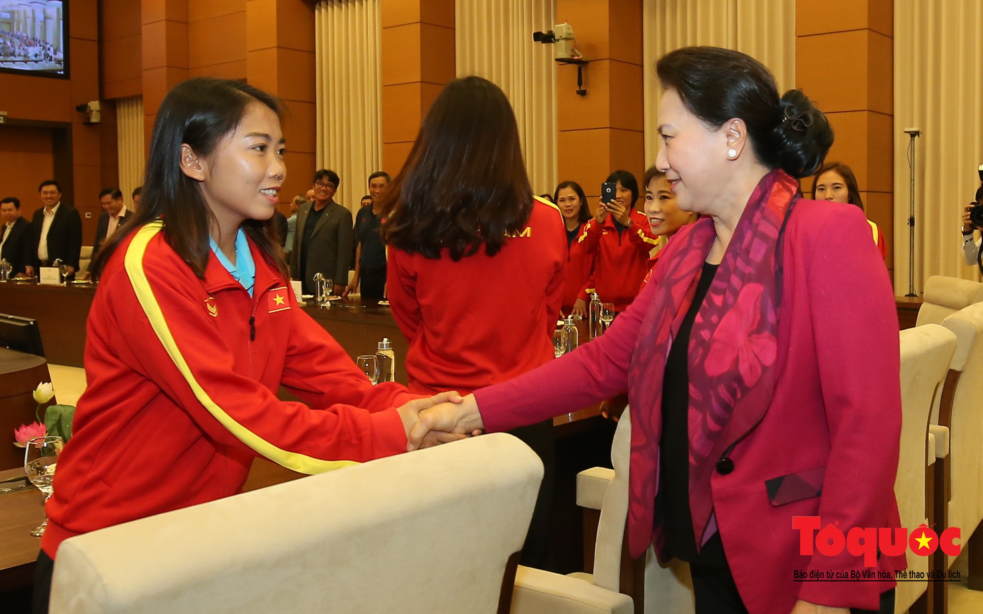 Chủ tịch Quốc hội Nguyễn Thị Kim Ngân: Bóng đá nam nhìn thành tích bóng đá nữ còn phải mơ ước dài2 Chủ tịch Quốc hội Nguyễn Thị Kim Ngân: Bóng đá nam nhìn thành tích bóng đá nữ còn phải mơ ước dài2
