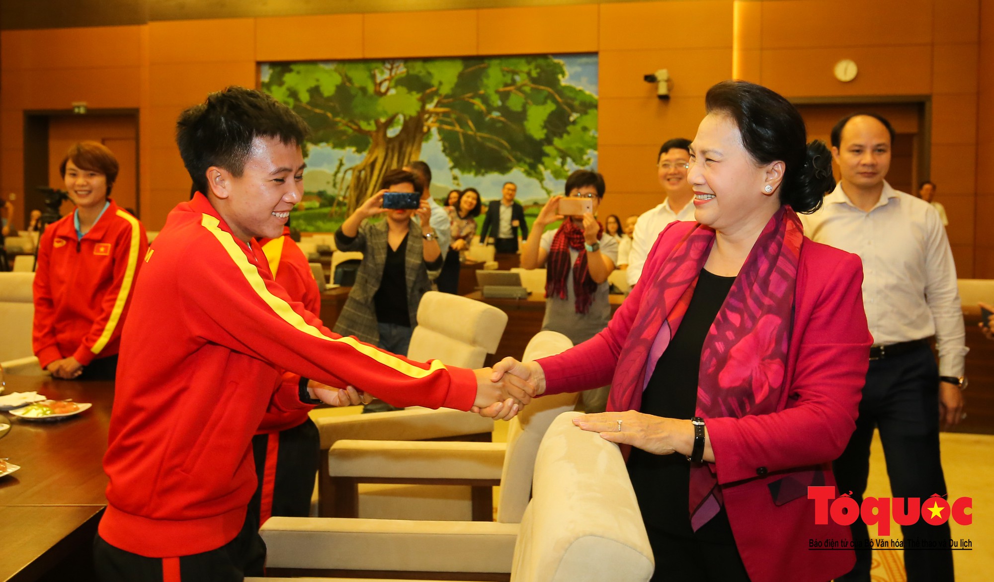 Chủ tịch Quốc hội Nguyễn Thị Kim Ngân: Bóng đá nam nhìn thành tích bóng đá nữ còn phải mơ ước dài3 Chủ tịch Quốc hội Nguyễn Thị Kim Ngân: Bóng đá nam nhìn thành tích bóng đá nữ còn phải mơ ước dài3