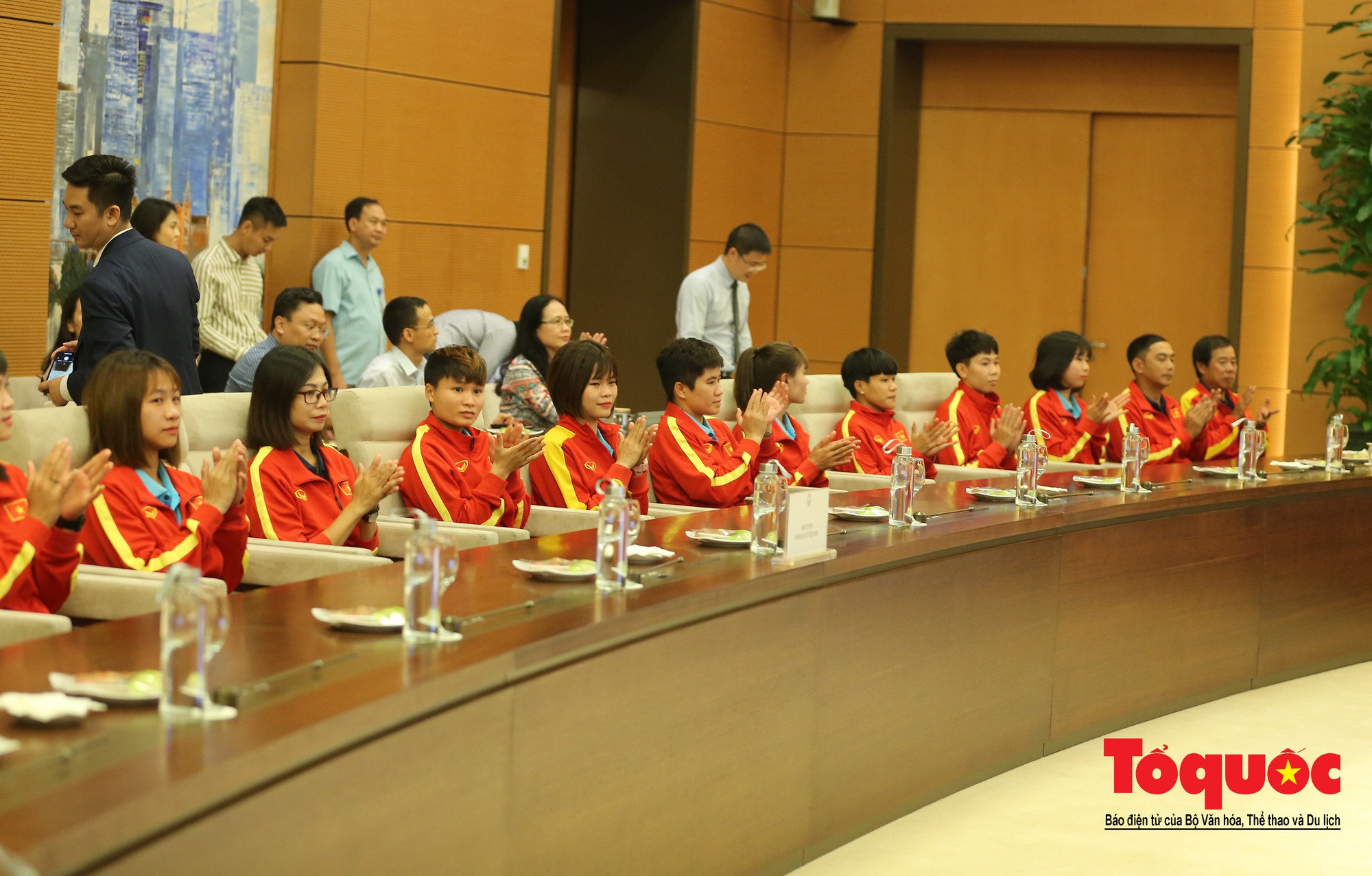 Chủ tịch Quốc hội Nguyễn Thị Kim Ngân: Bóng đá nam nhìn thành tích bóng đá nữ còn phải mơ ước dài5 Chủ tịch Quốc hội Nguyễn Thị Kim Ngân: Bóng đá nam nhìn thành tích bóng đá nữ còn phải mơ ước dài5