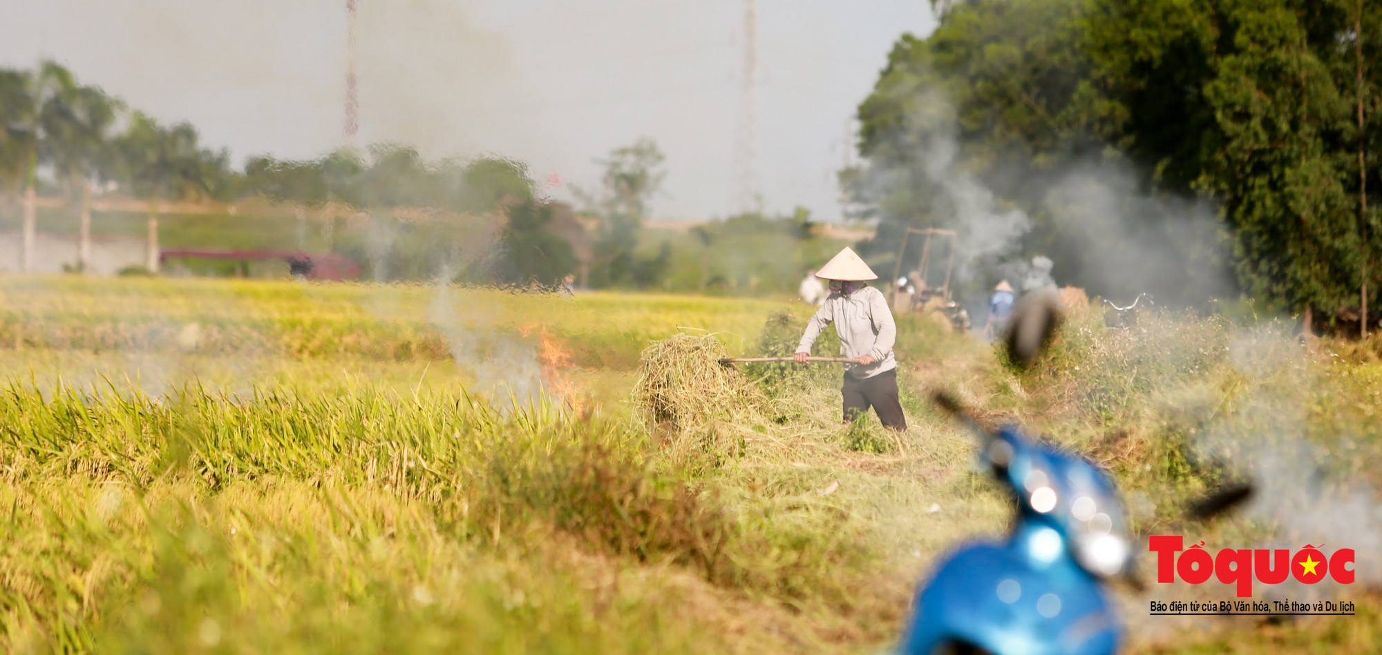Nông dân ngoại thành vô tình khiến nội thành Hà Nội có một lớp sương mờ9