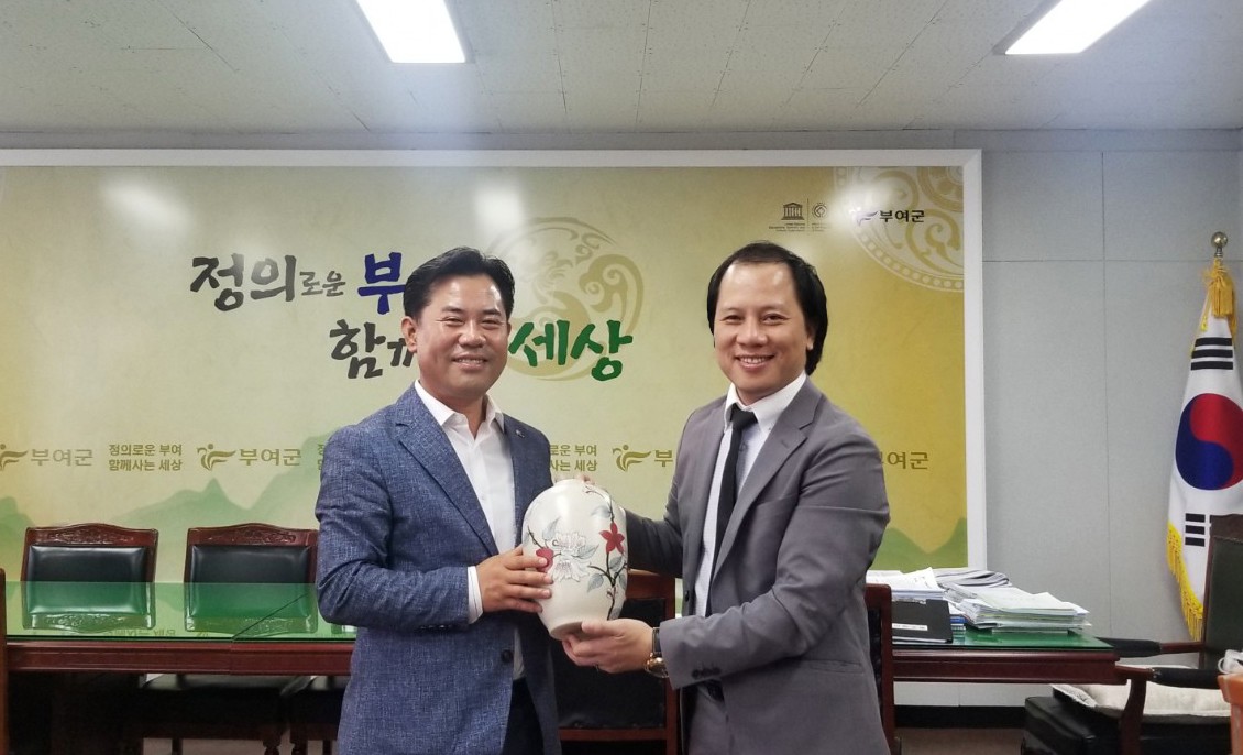 1 - Ông Trần Nhất Hoàng PCT Cục HTQT dại diện đoàn tặng tặng phẩm cho Thị trưởng Buyeo - Park Jeong-hyun khi tham dự Lễ hội Baekje