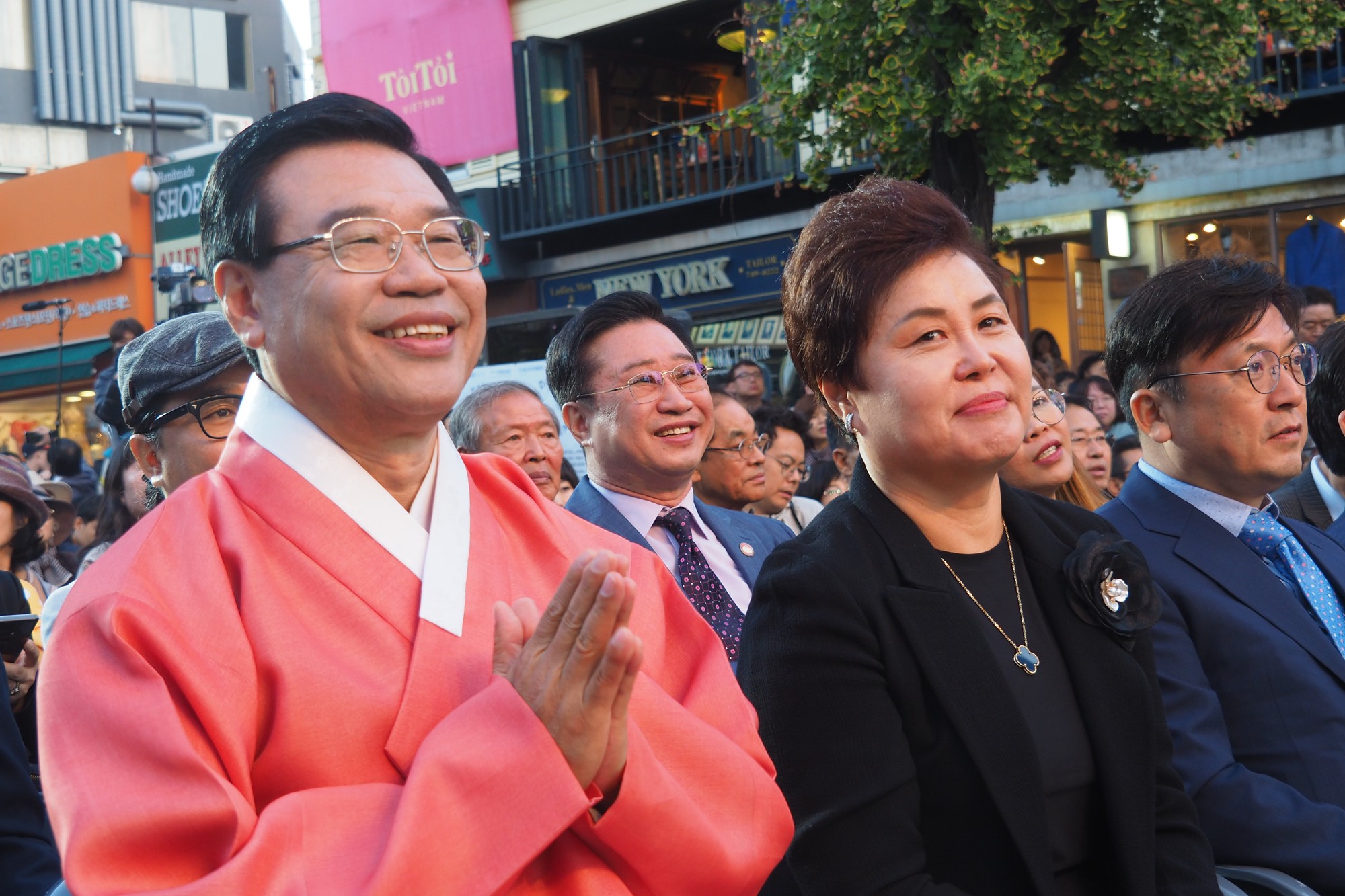 2 - Quận trưởng Yongsan - Ông Seong Jang-Hyeon cùng phhu nhân và Đại sứ du lịch Lý Xương Căn (giữa sau)