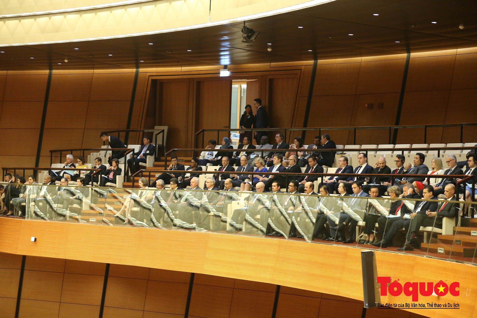ĐBQH bên hành lang ngày khai mạc kỳ họp thứ 8, Quốc hội khóa XIV (13)