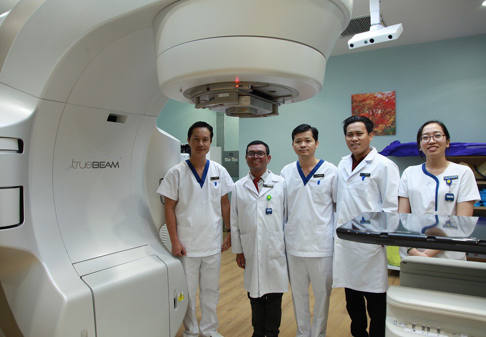 Tế bào ung thư “bốc hơi” nhờ kỹ thuật xạ trị chuẩn đến từng milimet - Ảnh 2. Tế bào ung thư “bốc hơi” nhờ kỹ thuật xạ trị chuẩn đến từng milimet - Ảnh 2.