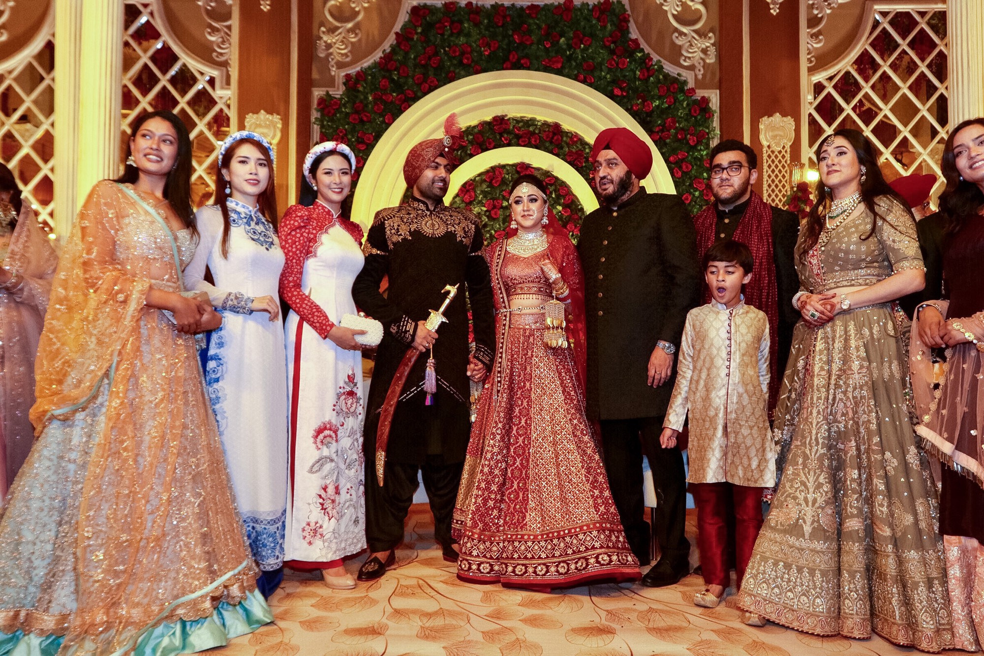 Ngọc Hân, Phương Nga cùng cô dâu - chú rể và gia đình đại gia Davinder Singh Thapar
