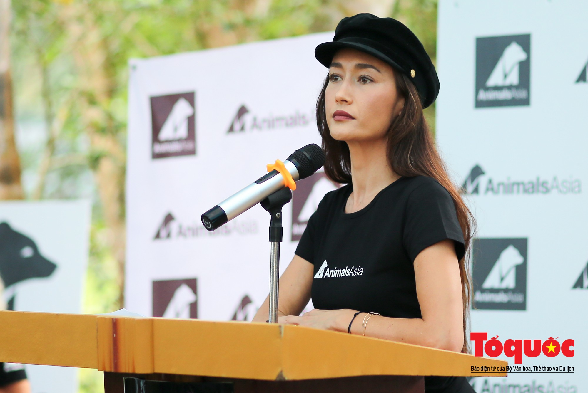 Ngôi sao Hollywood người Mỹ gốc Việt Maggie Q thăm Trung tâm Cứu hộ Gấu Việt Nam và đặt tên cho một chú gấu4 Ngôi sao Hollywood người Mỹ gốc Việt Maggie Q thăm Trung tâm Cứu hộ Gấu Việt Nam và đặt tên cho một chú gấu4