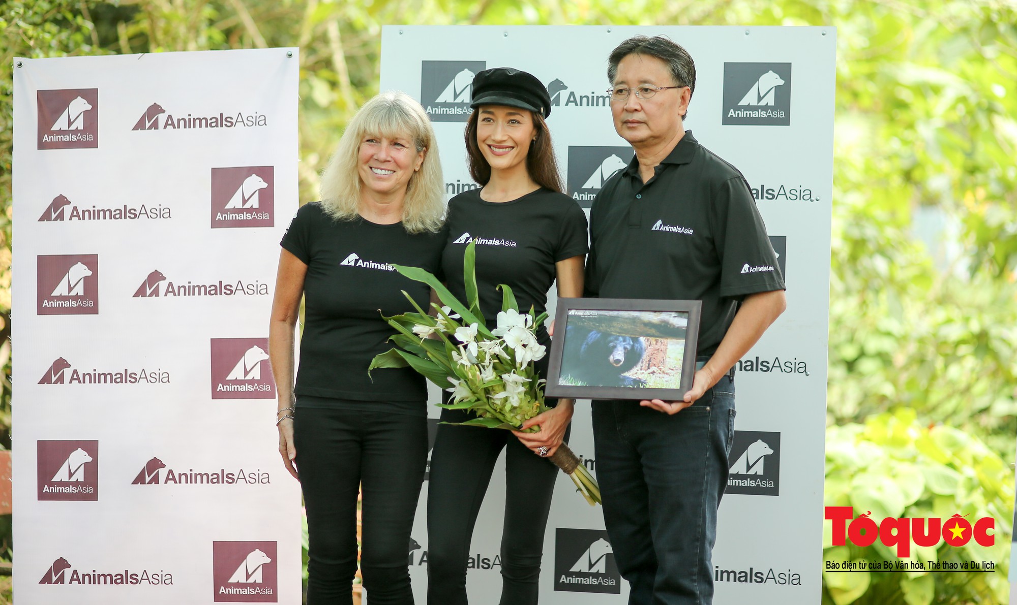 Ngôi sao Hollywood người Mỹ gốc Việt Maggie Q thăm Trung tâm Cứu hộ Gấu Việt Nam và đặt tên cho một chú gấu5 Ngôi sao Hollywood người Mỹ gốc Việt Maggie Q thăm Trung tâm Cứu hộ Gấu Việt Nam và đặt tên cho một chú gấu5