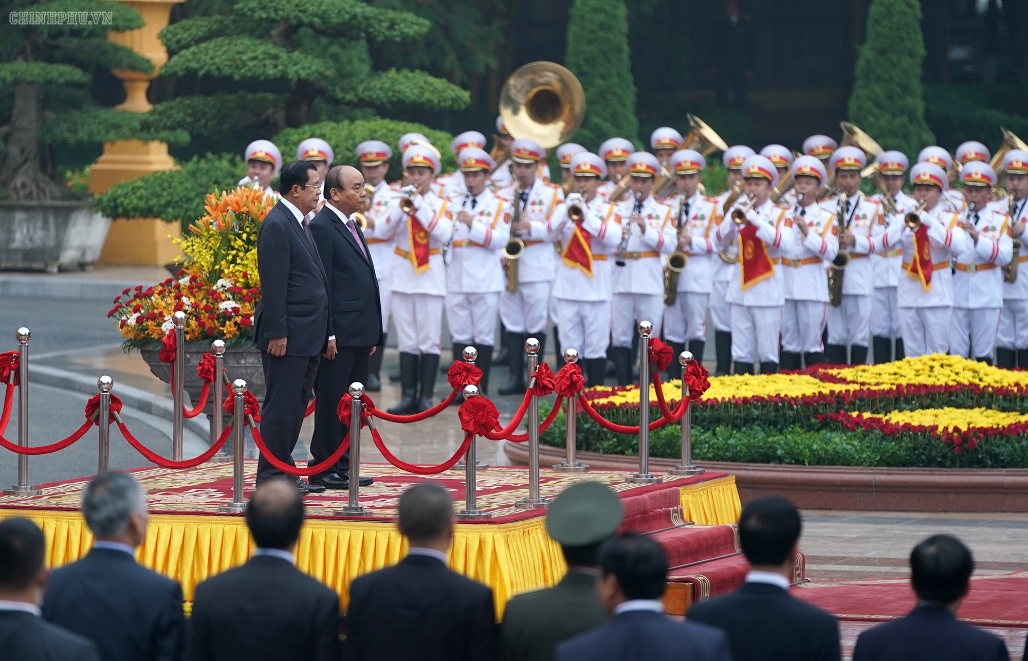 Thủ tướng Nguyễn Xuân phúc đón, hội đàm với Thủ tướng Campuchia - Ảnh 1.
