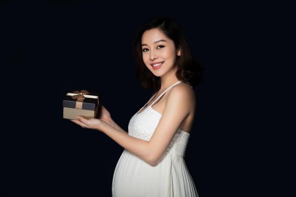 Mang thai lần 4, Hoa hậu Jennifer Phạm vẫn quyến rũ ở tháng thứ 6 thai kì - Ảnh 1.