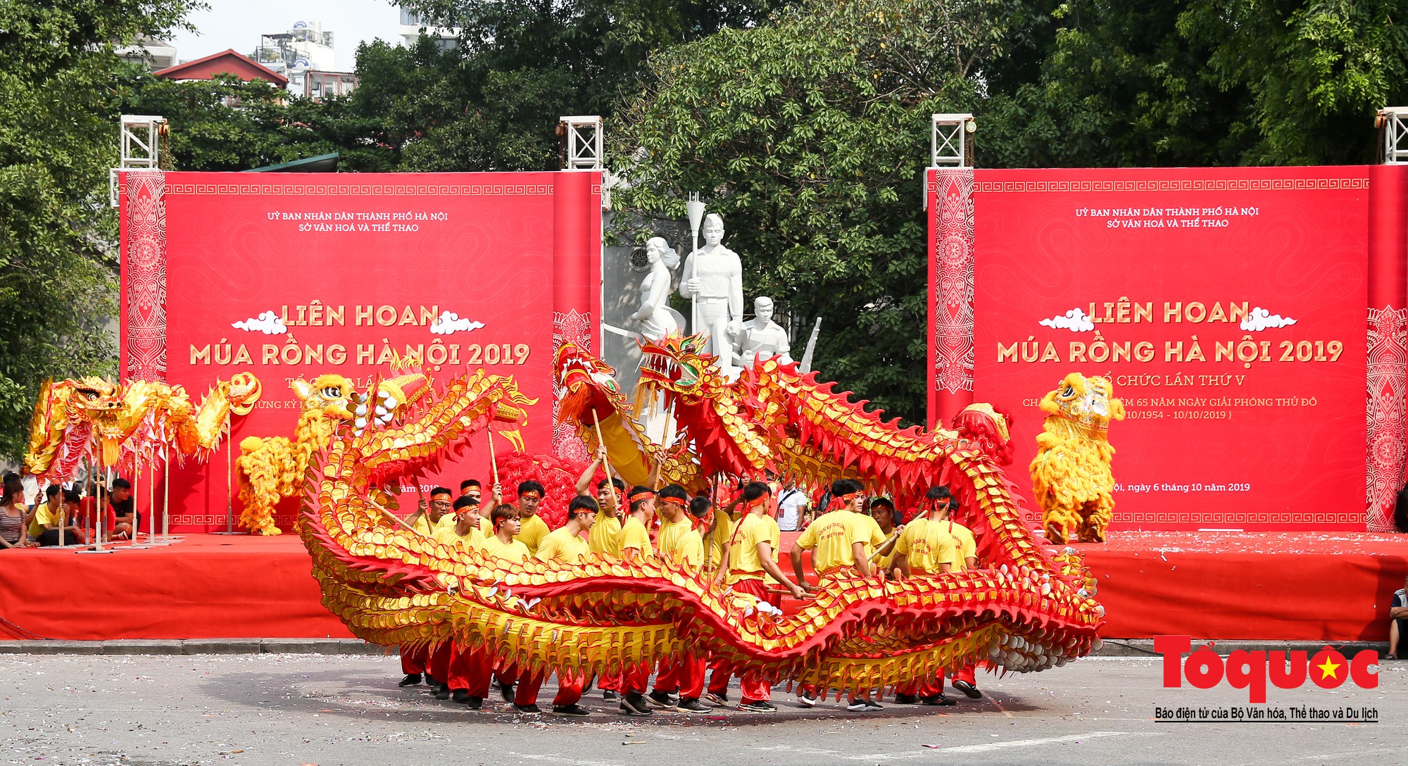 Mãn nhãn “rồng bay” trên phố đi bộ Hồ Gươm12