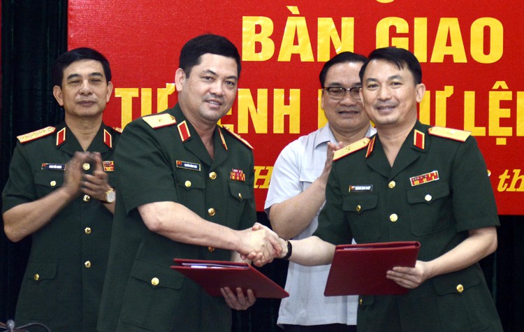 Thiếu tướng Nguyễn Quốc Duyệt (ngoài cùng bên phải) trong lễ ký bàn giao nhiệm vụ với Thiếu tướng Nguyễn Hồng Thái. Ảnh: Hiếu Duy