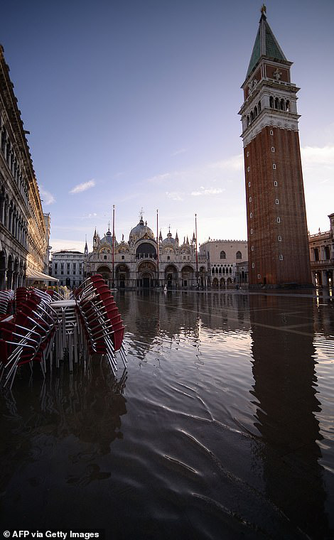 Những hình ảnh ấn tượng về trận lụt lịch sử đang &quot;hoành hành&quot; thiên đường Venice, Italy - Ảnh 5.