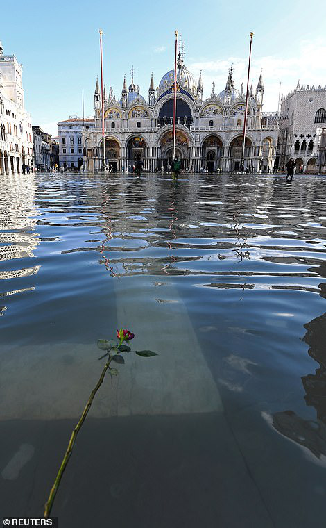 Những hình ảnh ấn tượng về trận lụt lịch sử đang &quot;hoành hành&quot; thiên đường Venice, Italy - Ảnh 1.