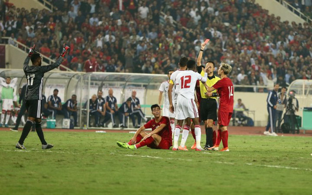 Phủ nhận ý kiến của HLV Marwijk, trọng tài UAE cho rằng thẻ đỏ là chính xác - Ảnh 1.